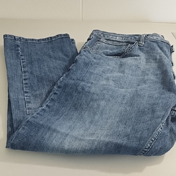 Wrangler Regular Fit Jeans with Classic Wash - Picture 7 of 9